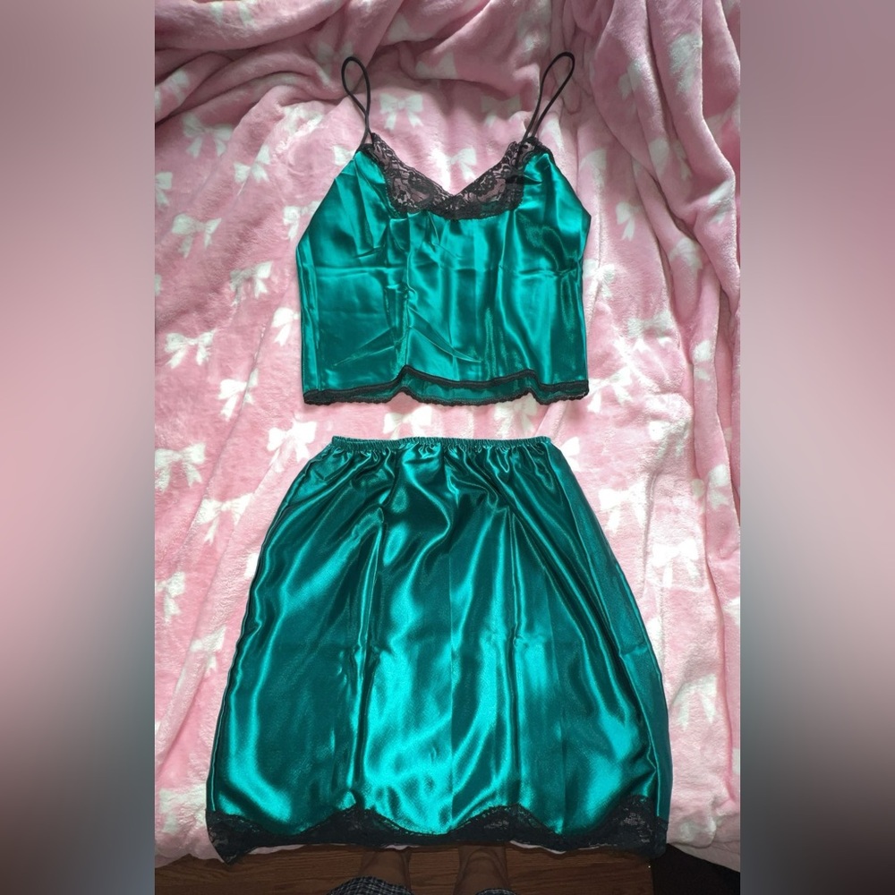 Vintage Elegant Satin Skirt Set in Emerald Green